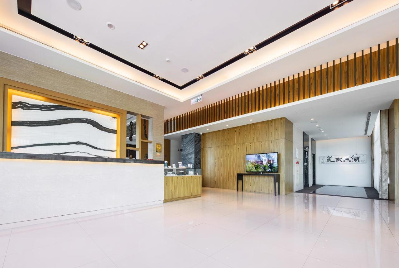 Naruwan Galaxy Place Taitung Bagian luar foto